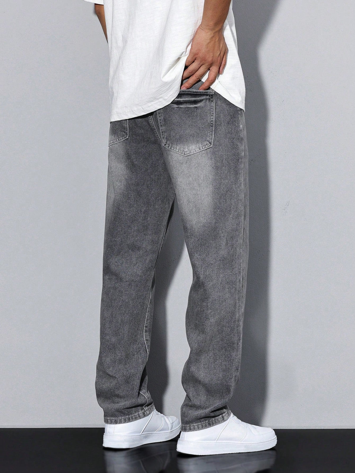 Einfarbige lockere Herren-Jeans