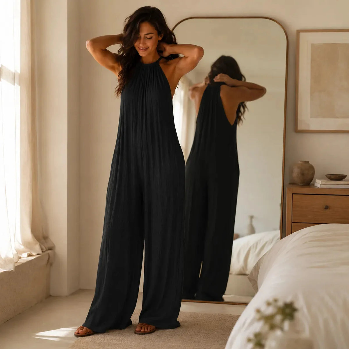 Neckholder-Jumpsuit mit weitem Bein, tiefen Taschen und fliessendem Fall