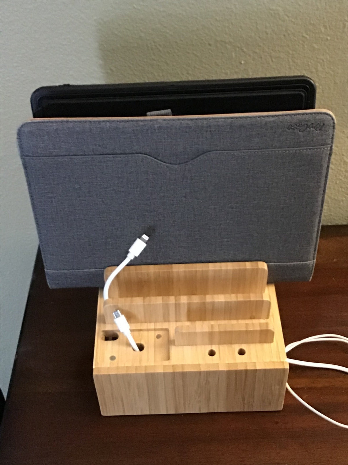Bambus-Ladestation | 5-Port-USB und Organizer | Für Smartphone, Tablet und Smartwatch | Mit Kabelset
