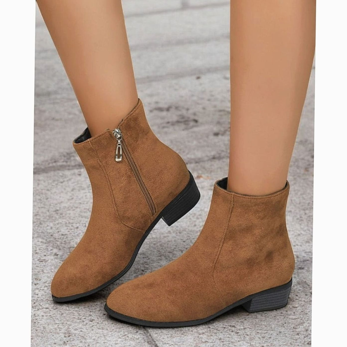 Damen-Stiefeletten aus Veloursleder mit Blockabsatz und seitlichem Reissverschluss