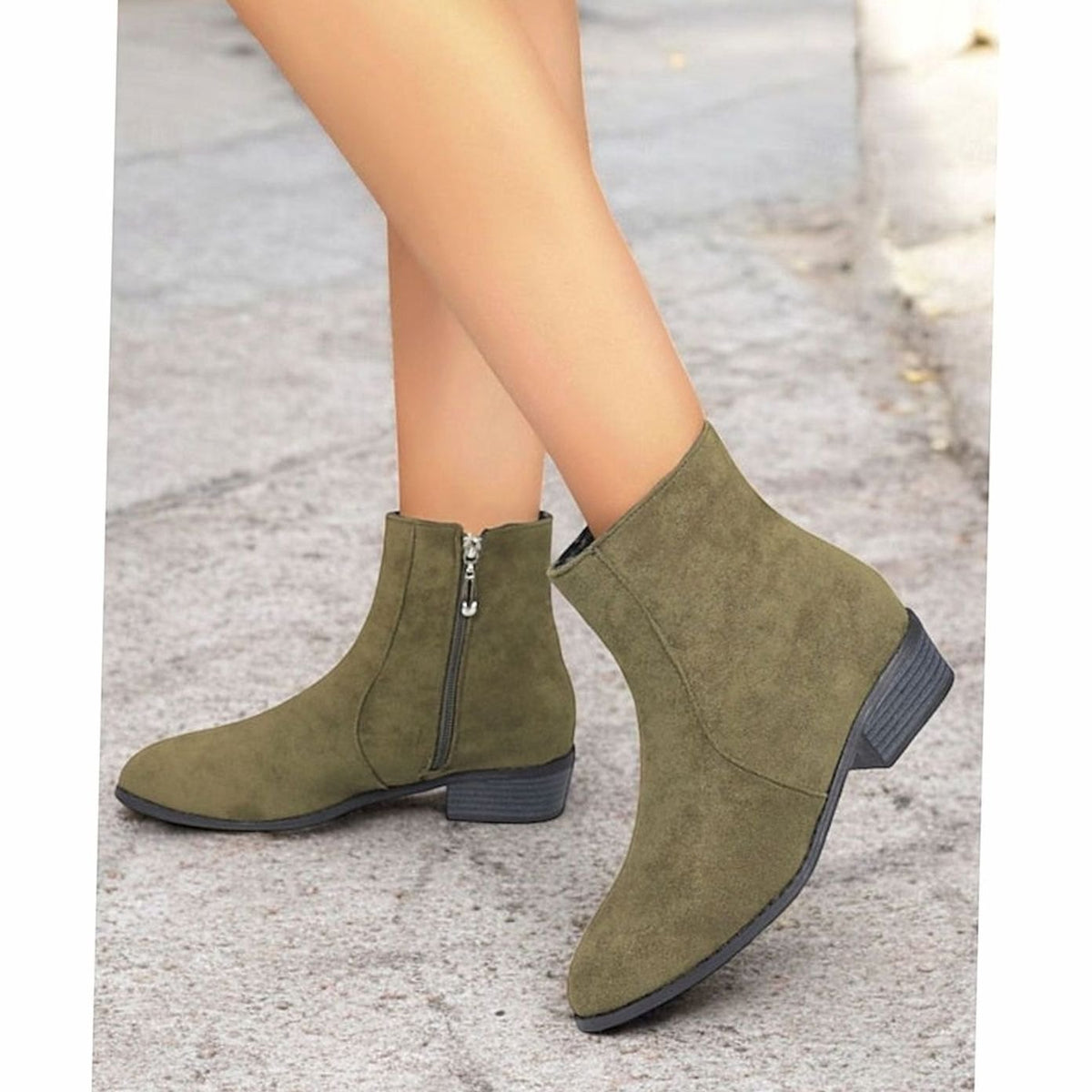 Damen-Stiefeletten aus Veloursleder mit Blockabsatz und seitlichem Reissverschluss