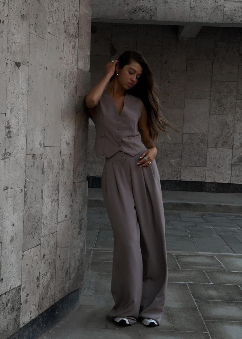 Elegantes Damenset mit ärmelloser Bluse