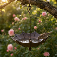 Hängendes Vogelhäuschen und Vogeltränke in Schirmform