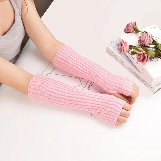 Lange gestrickte fingerlose Handschuhe
