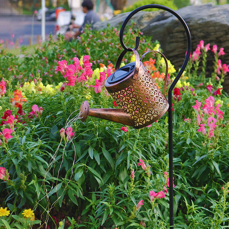 Dekorative Gartenlampe in Giesskannenform
