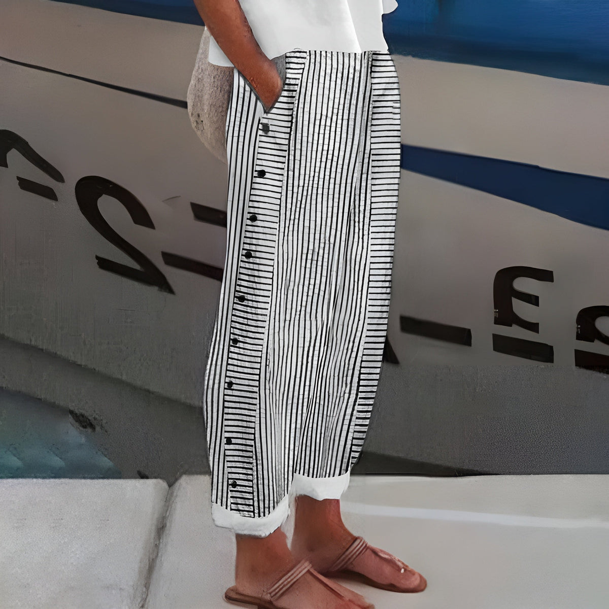 Gestreifte Damen-Hose mit hoher Taille und weitem Bein