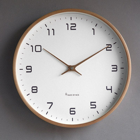 Minimalistische Wanduhr aus Holz