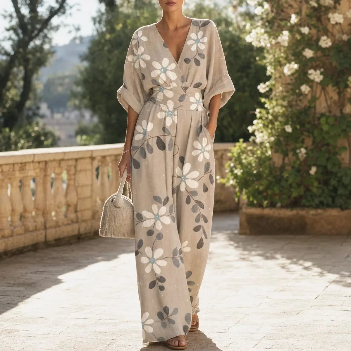 Gemusterter Jumpsuit mit V-Ausschnitt, weitem Bein, taillierter Taille und Taschen