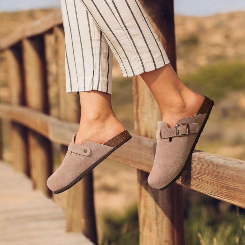 Damen-Clogs aus Spaltleder mit verstellbarer Schnalle