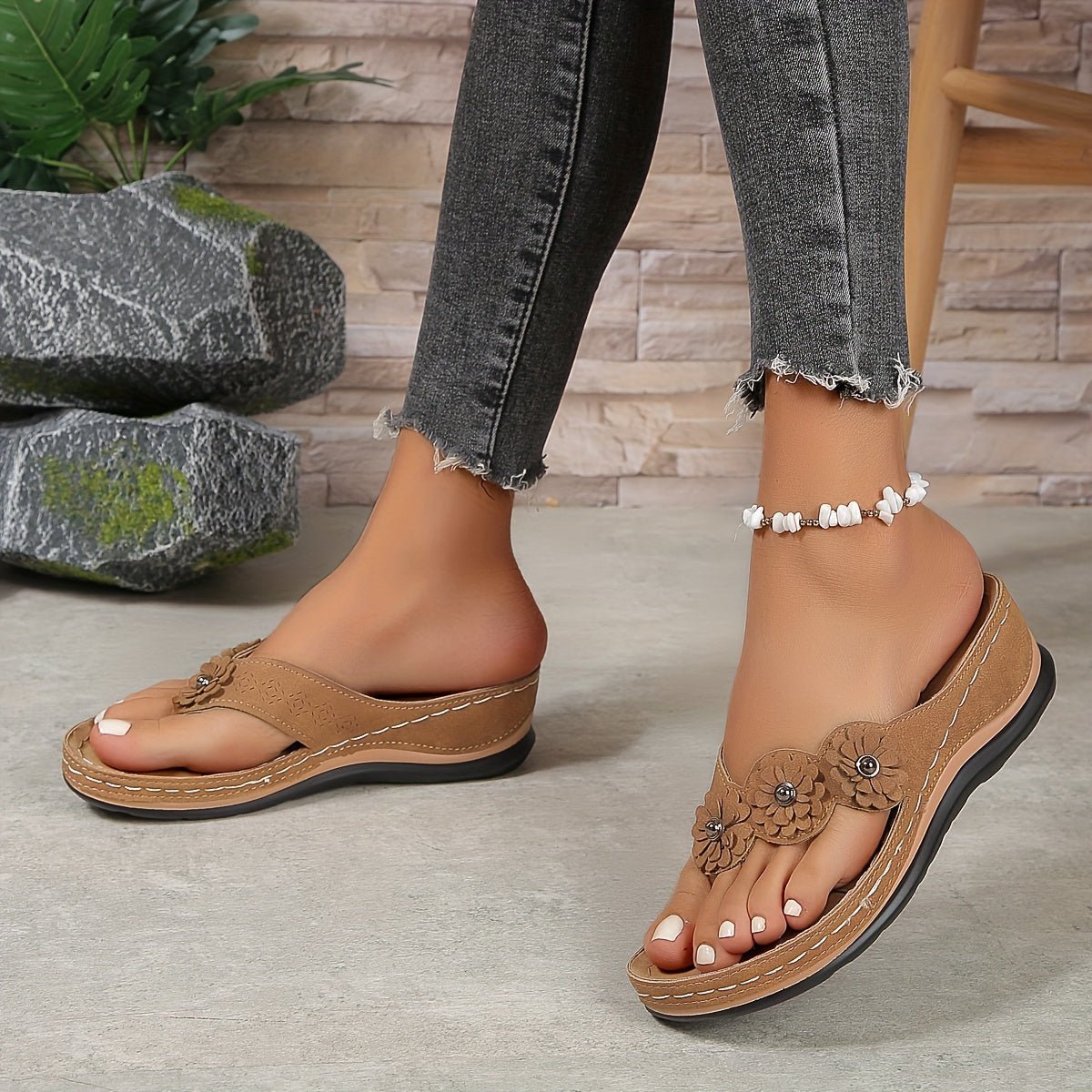 Orthopädische Damen-Zehensandalen mit Keilabsatz, Fussgewölbestütze und Blumendekor