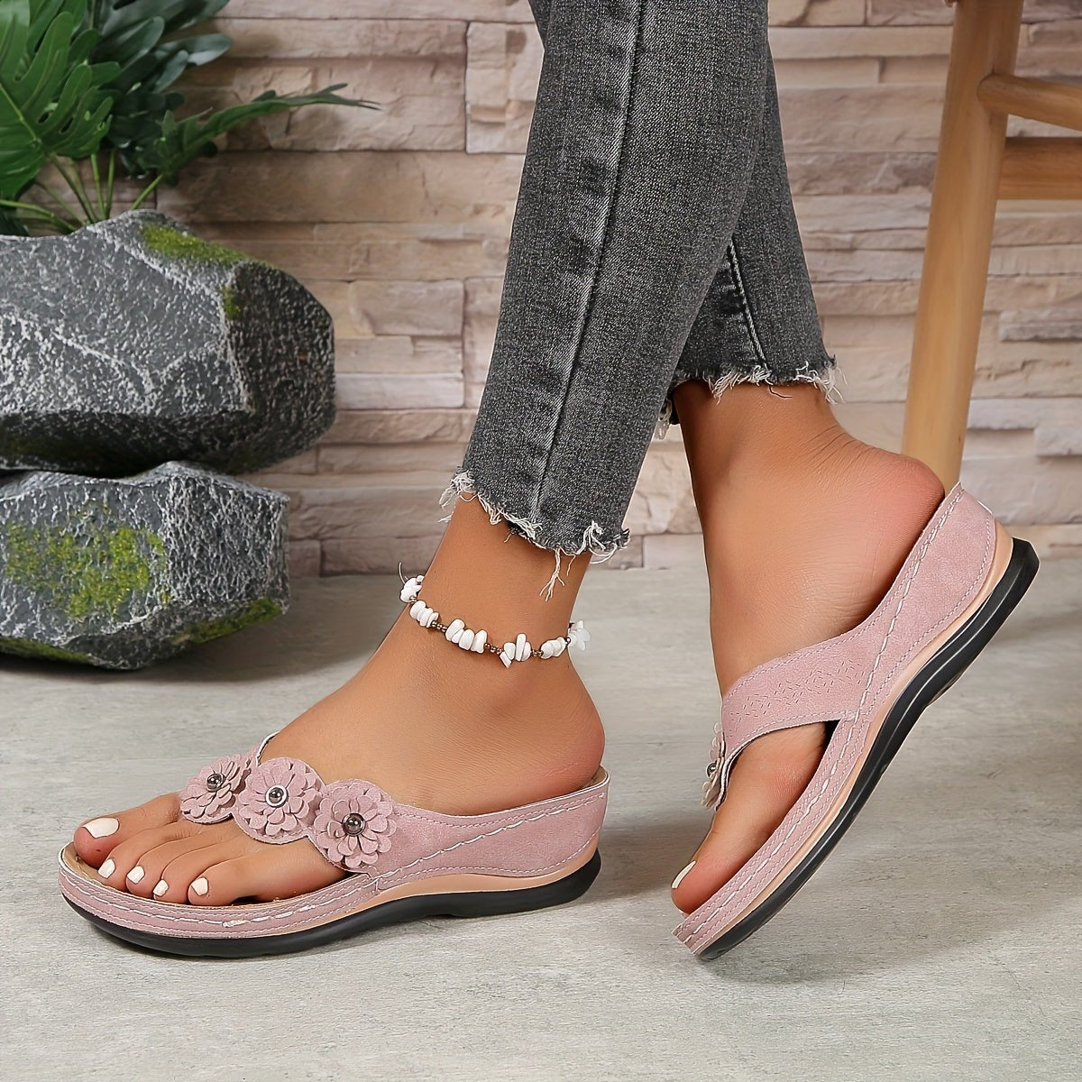 Orthopädische Damen-Zehensandalen mit Keilabsatz, Fussgewölbestütze und Blumendekor