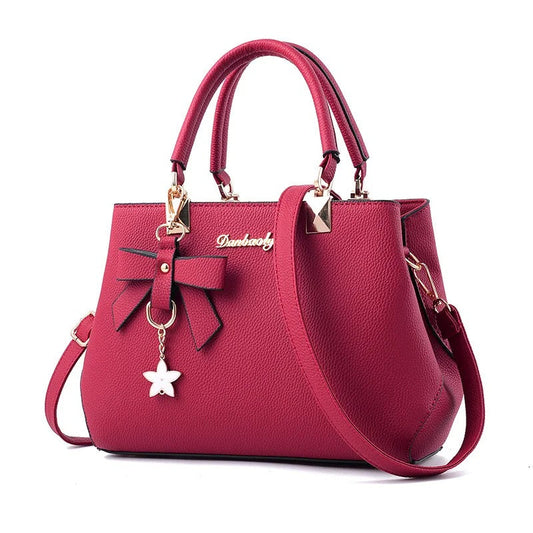 Damen-Schultertasche mit Blumenanhänger