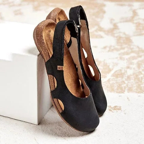 Geschlossene flache Damensandalen mit verstellbarem Knöchelriemen