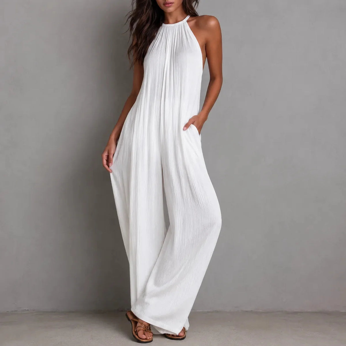Neckholder-Jumpsuit mit weitem Bein, tiefen Taschen und fliessendem Fall