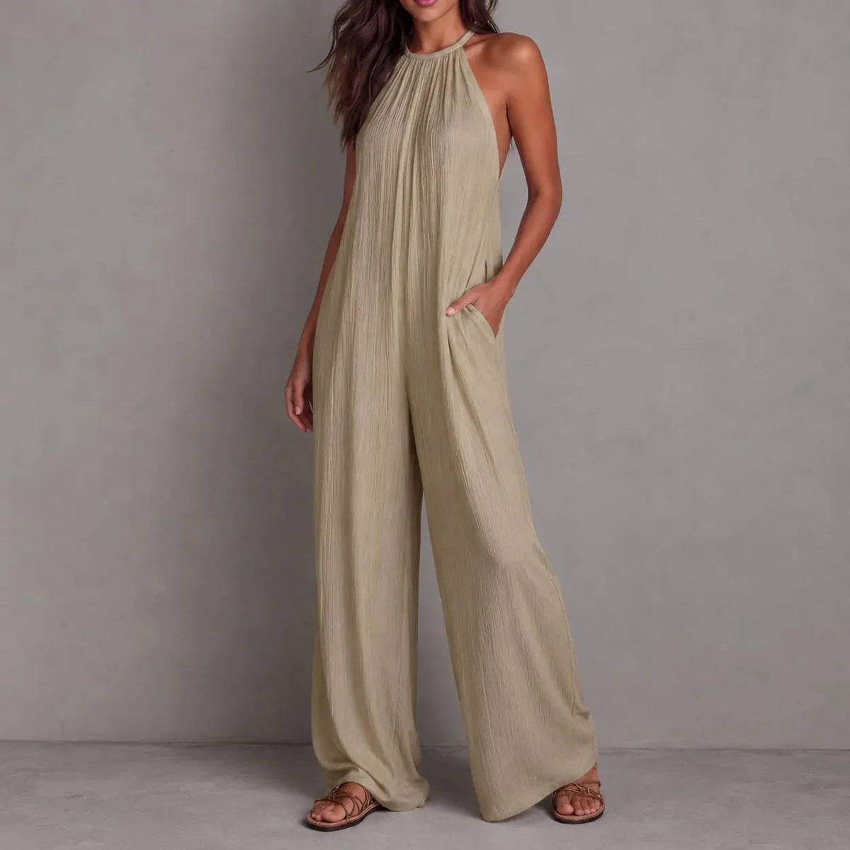 Neckholder-Jumpsuit mit weitem Bein, tiefen Taschen und fliessendem Fall