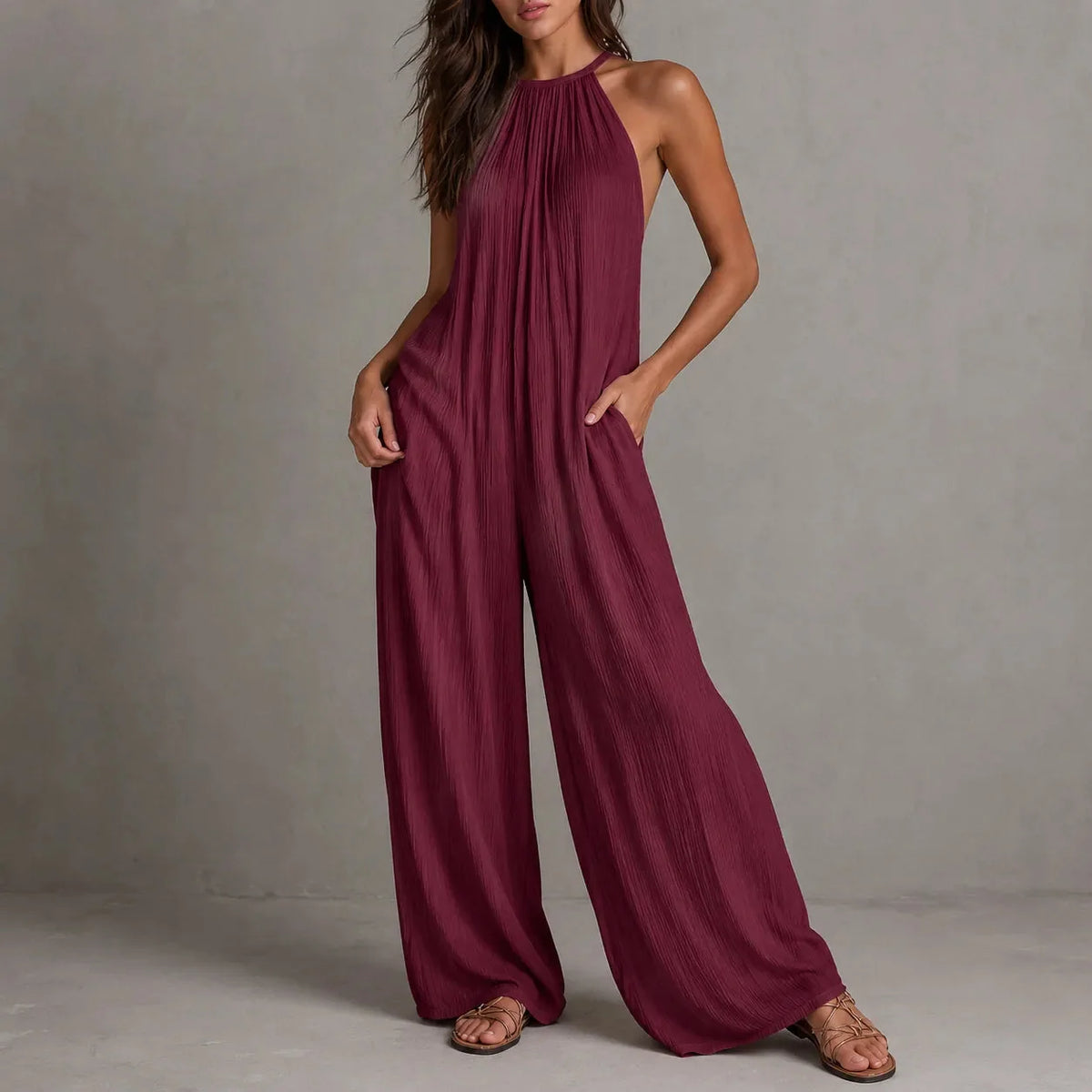 Neckholder-Jumpsuit mit weitem Bein, tiefen Taschen und fliessendem Fall