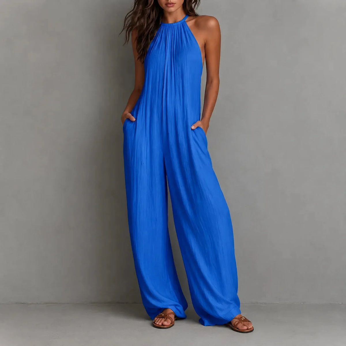 Neckholder-Jumpsuit mit weitem Bein, tiefen Taschen und fliessendem Fall