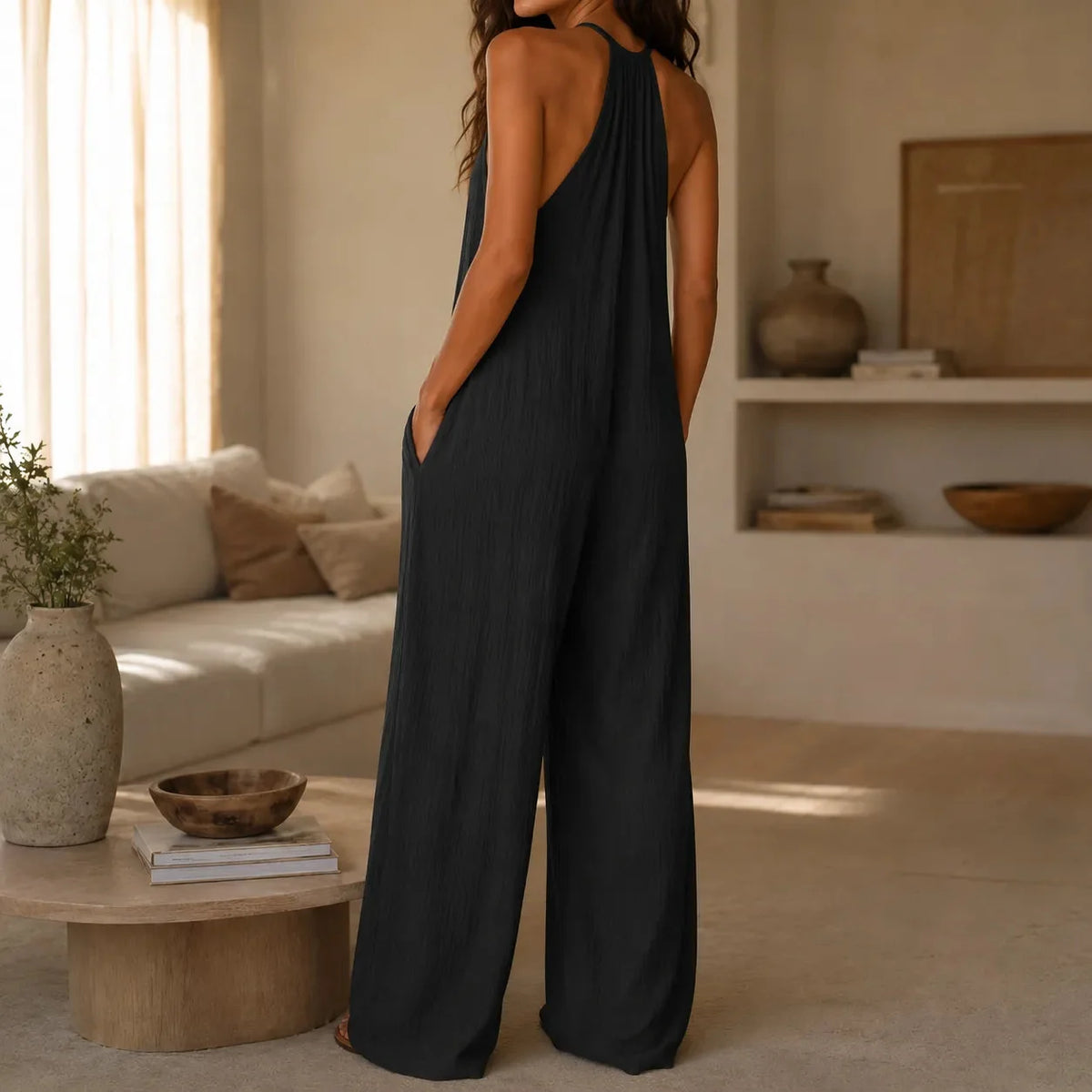 Neckholder-Jumpsuit mit weitem Bein, tiefen Taschen und fliessendem Fall