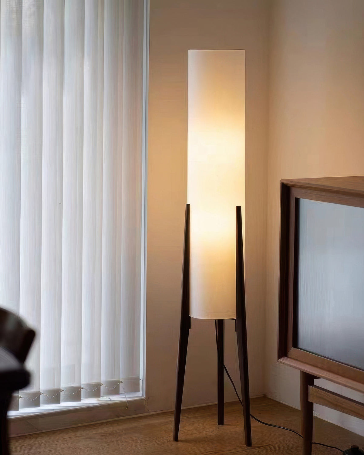 Stehleuchte aus Walnussholz im modernen Retro-Design - Kunstlampe