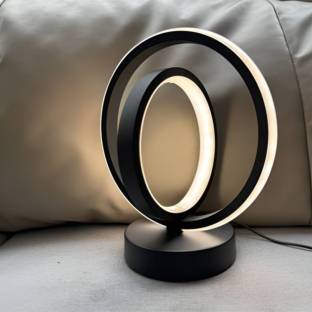Dimmbare USB-Tischlampe in modernem Metalldesign
