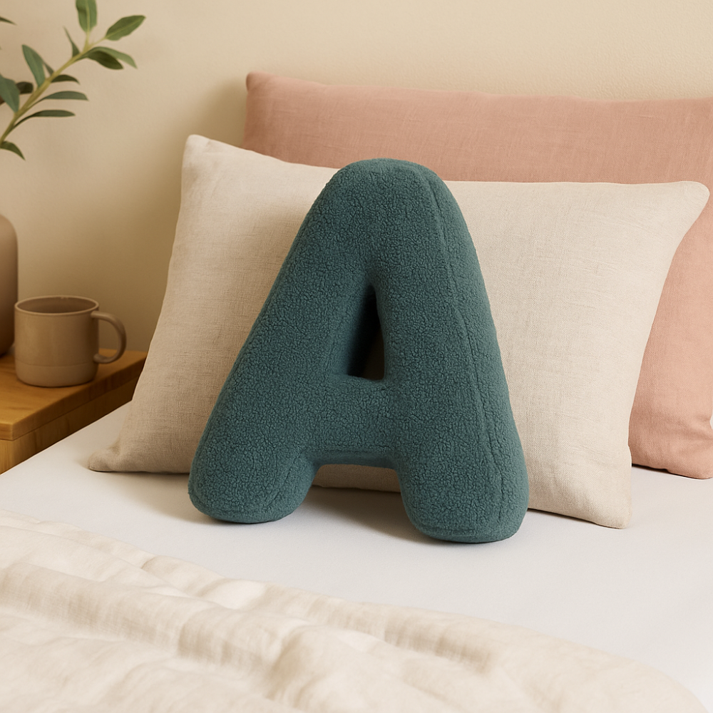 Personalisierbares Dekokissen in Buchstabenform fürs Sofa