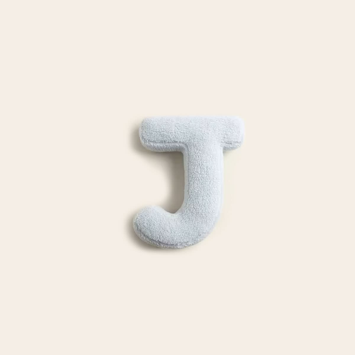 Personalisierbares Dekokissen in Buchstabenform fürs Sofa