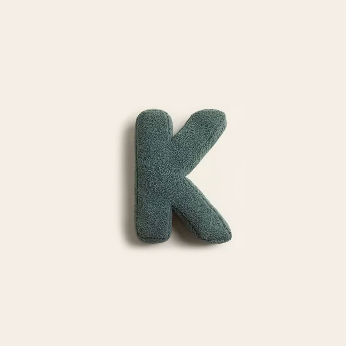 Personalisierbares Dekokissen in Buchstabenform fürs Sofa