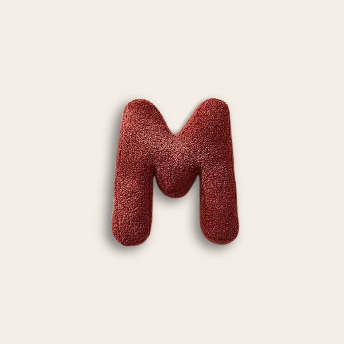 Personalisierbares Dekokissen in Buchstabenform fürs Sofa