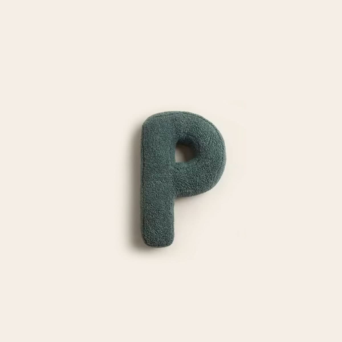 Personalisierbares Dekokissen in Buchstabenform fürs Sofa
