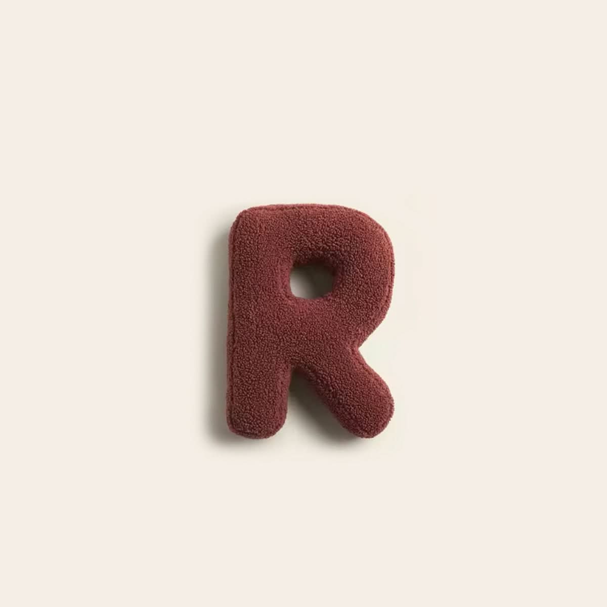 Personalisierbares Dekokissen in Buchstabenform fürs Sofa