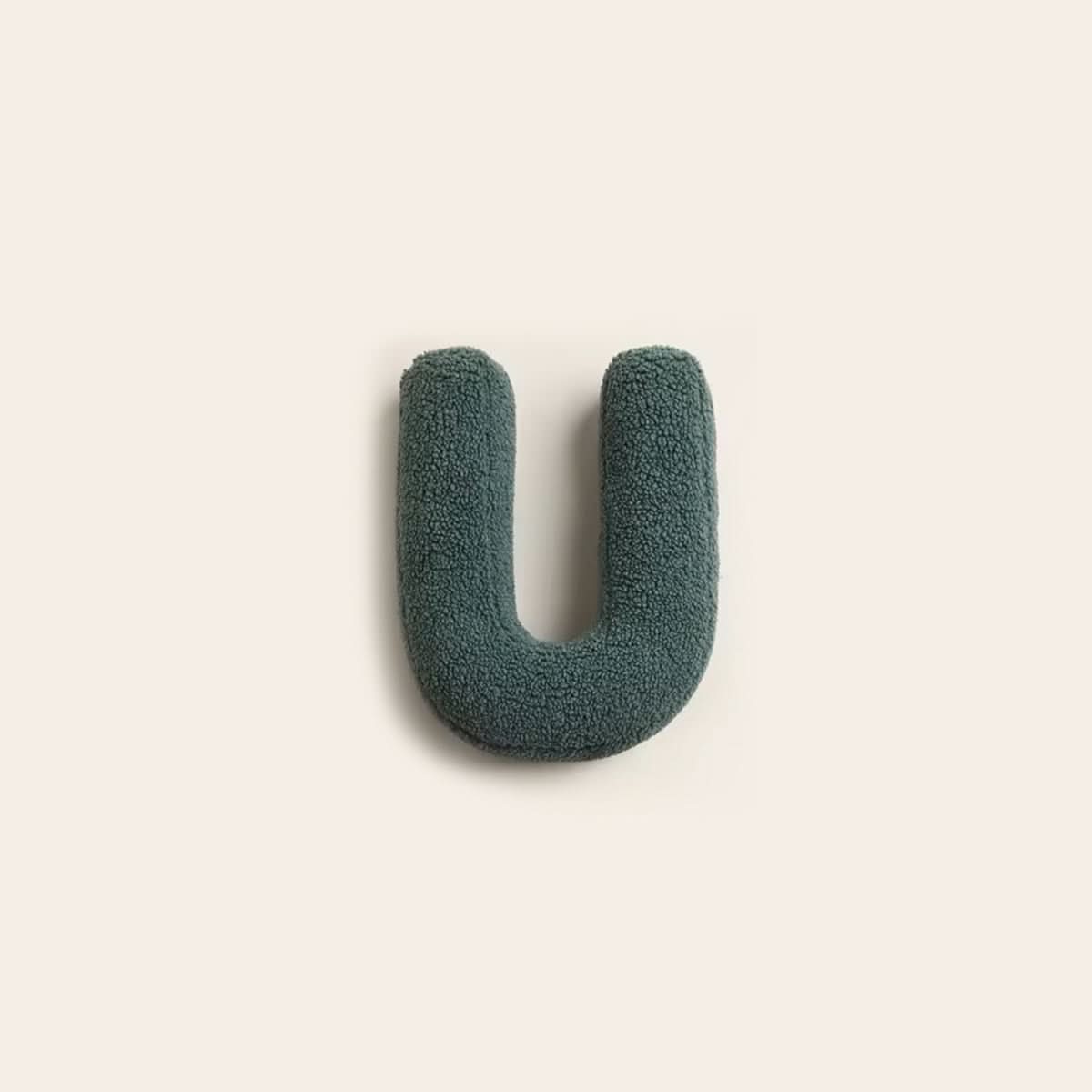 Personalisierbares Dekokissen in Buchstabenform fürs Sofa