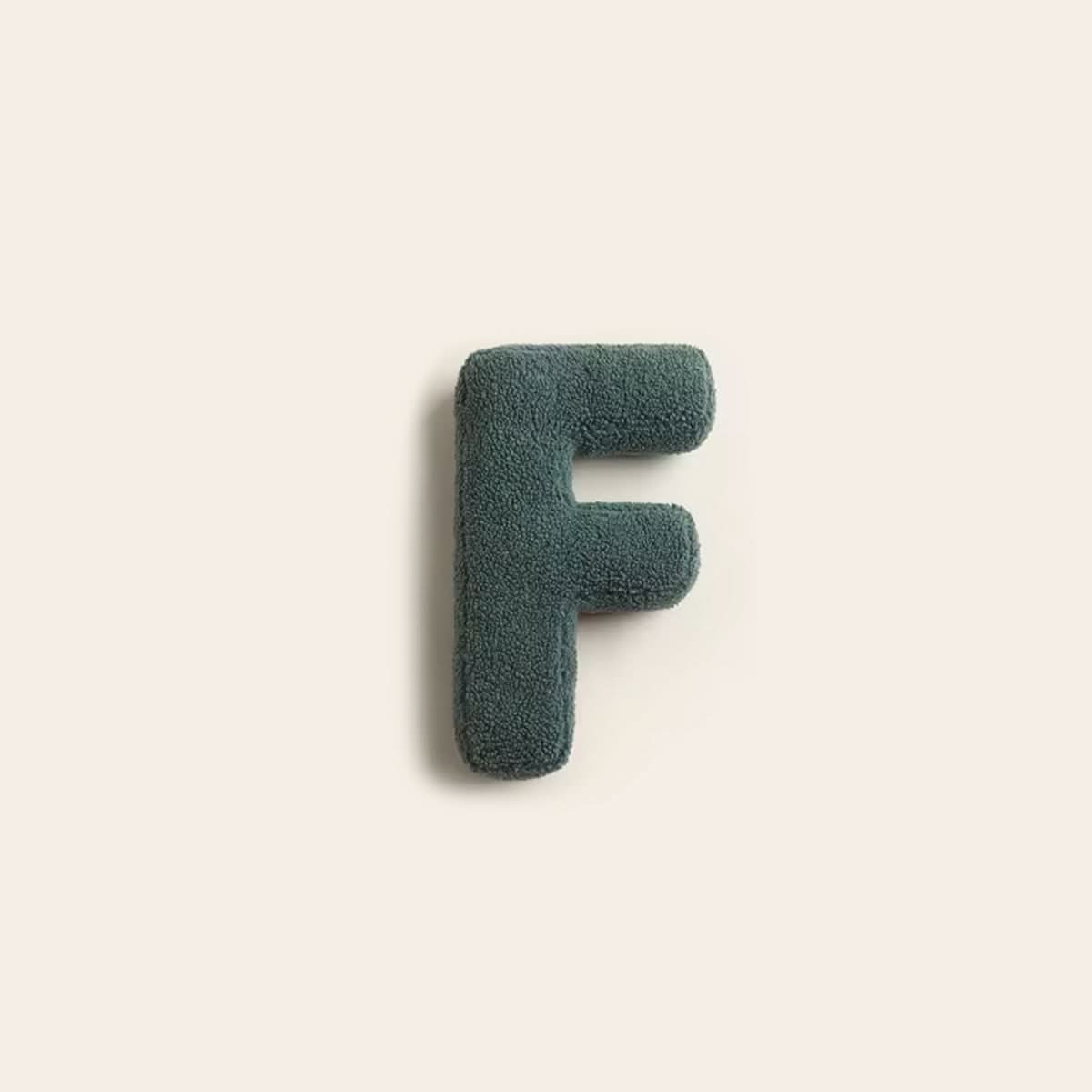 Personalisierbares Dekokissen in Buchstabenform fürs Sofa