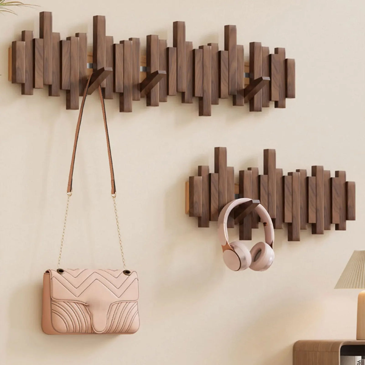 Wandgarderobe aus Massivholz mit magnetischen Haken