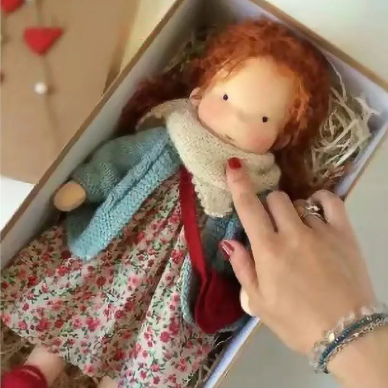 Unisex handgefertigte Waldorf-inspirierte Plüschpuppe