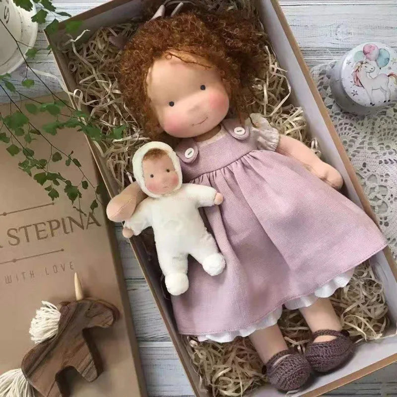 Unisex handgefertigte Waldorf-inspirierte Plüschpuppe