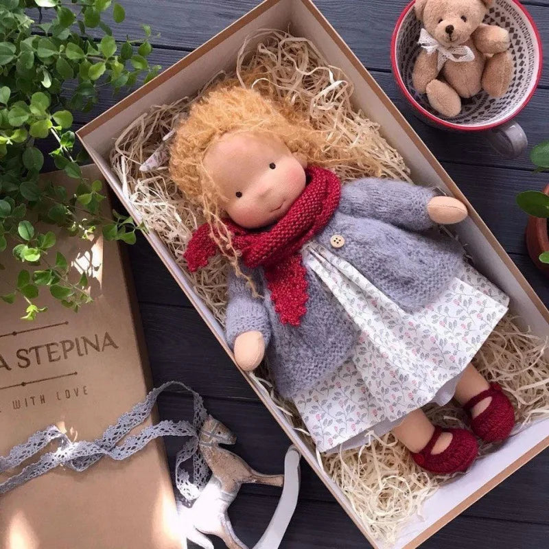 Unisex handgefertigte Waldorf-inspirierte Plüschpuppe
