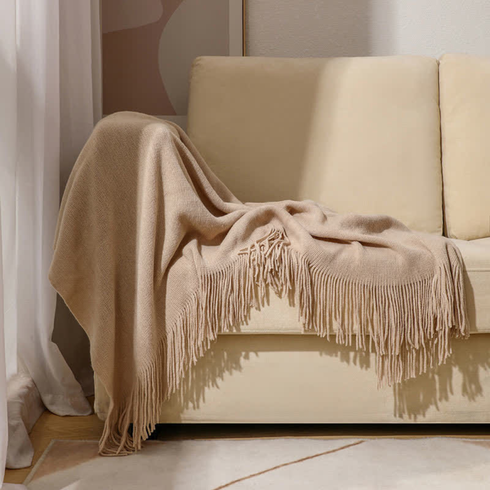 Grob gestrickte Decke mit Quasten