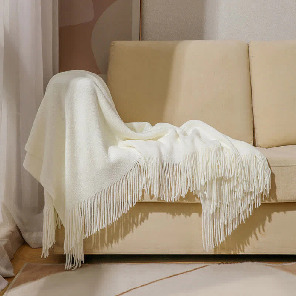 Grob gestrickte Decke mit Quasten